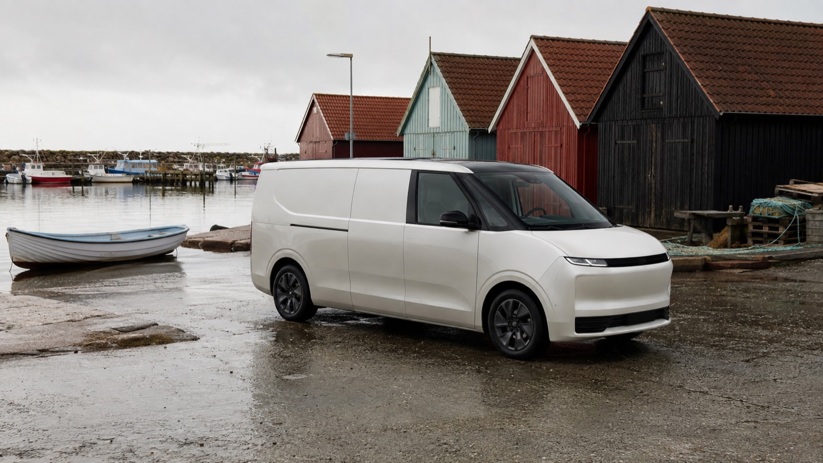 Citroën ë-C3 på en farverig bygade med moderne arkitektur